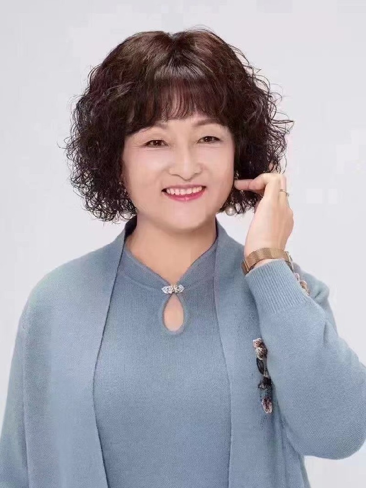 定制你的专属发型：女士假发的自然选择